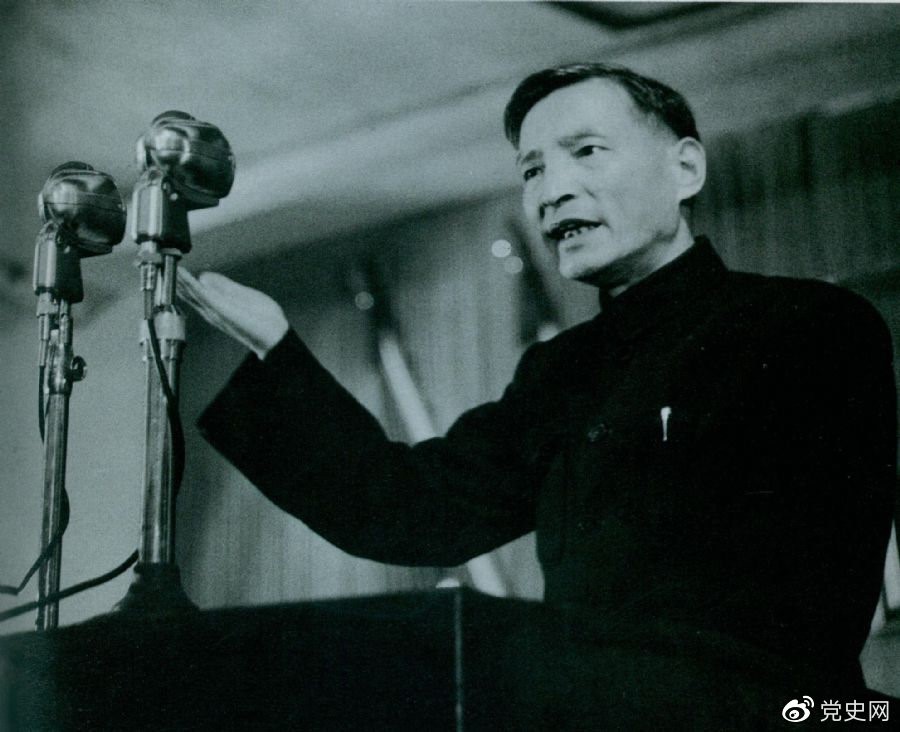 1951年10月，陈云在全国政协一届三次会议上作财经工作报告。