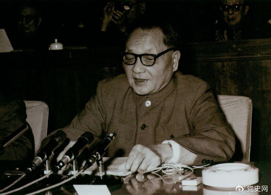 　　1979年10月，邓小平代表中共中央、国务院向中国文学艺术工作者第四次代表大会致祝词，希望文艺工作者中间有越来越多的同志成为名副其实的人类灵魂工程师。