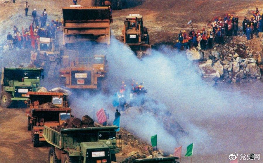 　　1997年11月8日，长江三峡水利枢纽工程成功实现大江截流。这是400多辆巨型装载车紧张有序地向上游围堰口抛投石料。