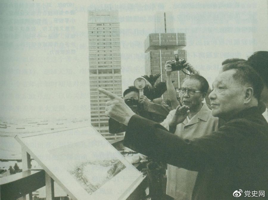 　　1978年11月13日，邓小平在新加坡住房和发展局听取关于新加坡公共住房计划情况的介绍后，登上办公大厦楼顶，瞭望周围一幢幢新建成的公共住房，赞扬新加坡在解决住房方面所作的努力。