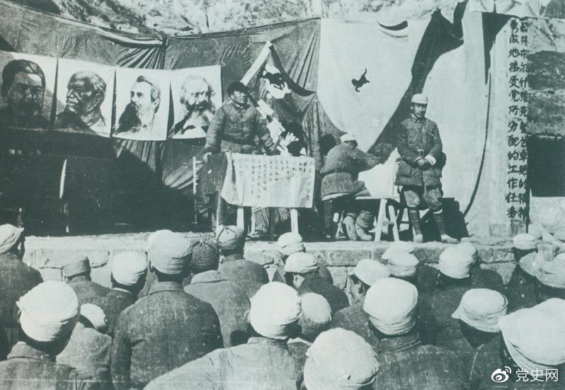 　　1942年11月，朱德在延安军事学院第一期学员毕业典礼上讲话，勉励大家发扬党的实事求是、密切联系群众的优良传统。