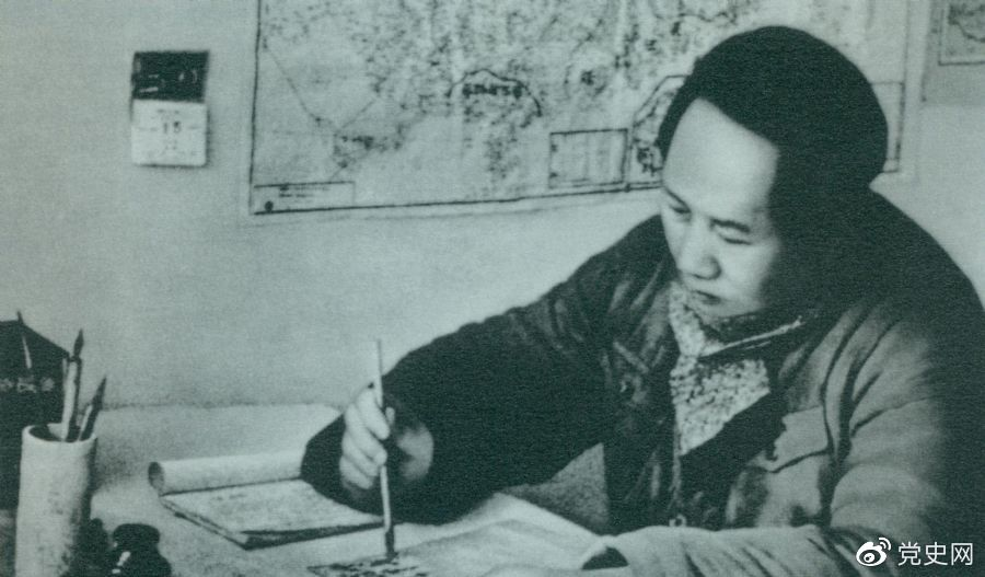 1946年11月18日，毛泽东在起草的给各中央局的指示中，第一次将“自卫战争”称为“人民解放战争”。图为毛泽东在延安枣园窑洞。