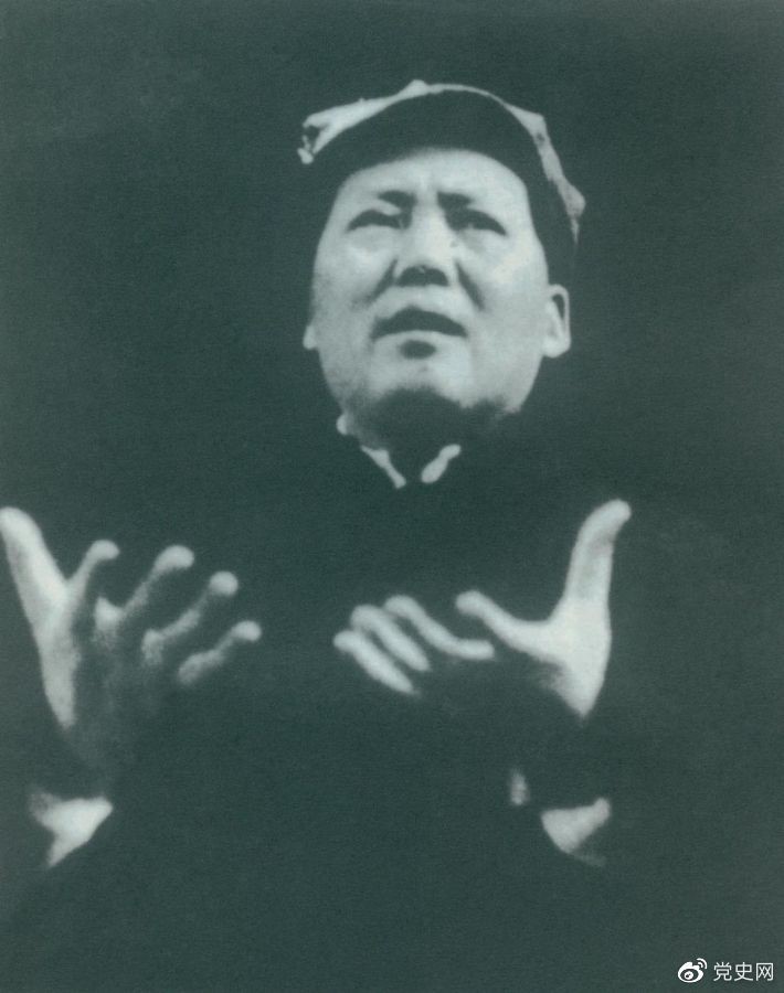 　　1943年11月，毛泽东在中共中央招待陕甘宁边区劳动英雄代表大会上作《组织起来》的讲话。